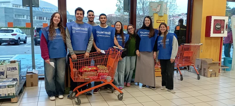 Persoas do club colaborando nunha recollida de alimentos