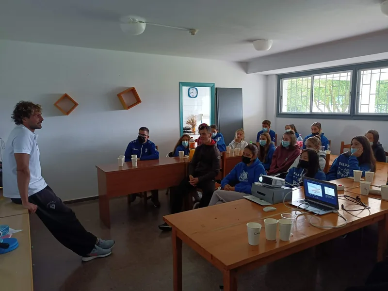 Participantes sentados nunha aula durante unha charla técnica