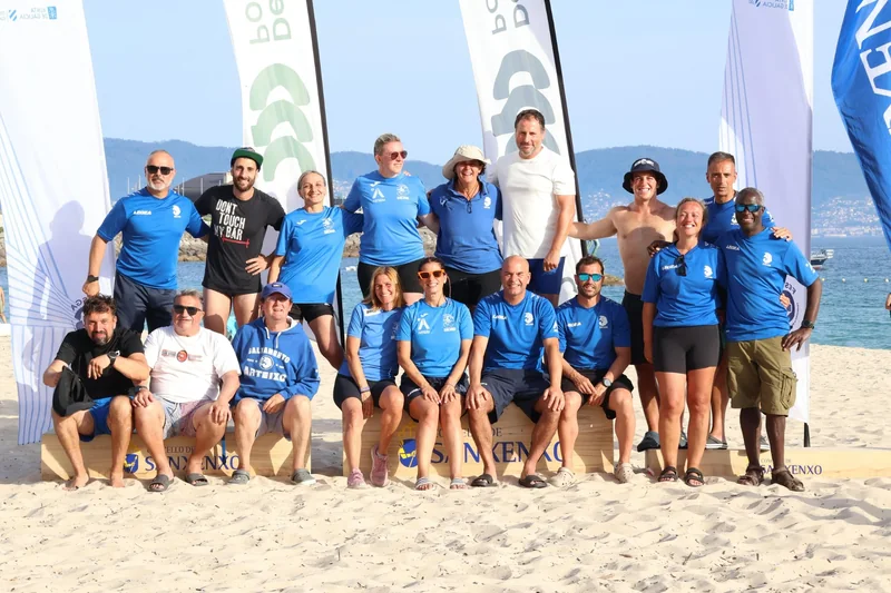 Grupo de deportistas adultos de Salvamento Arteixo na praia